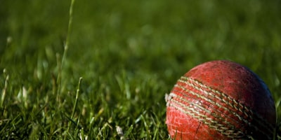 足球教练在战术板前讲解战术示意图