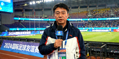 体育新闻记者在赛场边报道工作的场景