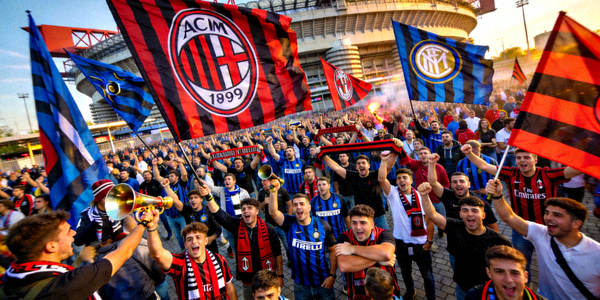 意甲联赛AC米兰与国际米兰德比大战的球迷热烈场面